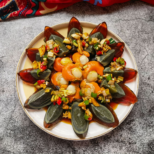 原料:扇贝肉,松花蛋,葱,姜,蒜,小米椒,尖椒,盐,生抽,陈醋,香油.