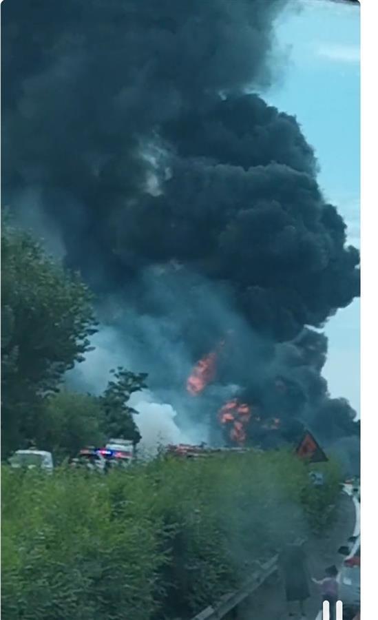 京哈高速锦州段油罐车侧翻起火双向交通中断,堵车15公里浓烟数公里外