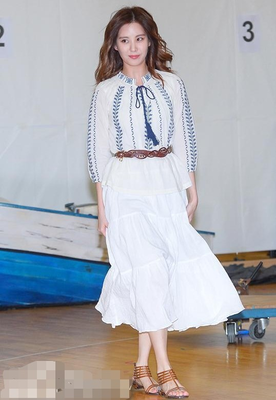 徐贤长相清纯灵动,温柔甜美,时尚也是潮流风向标