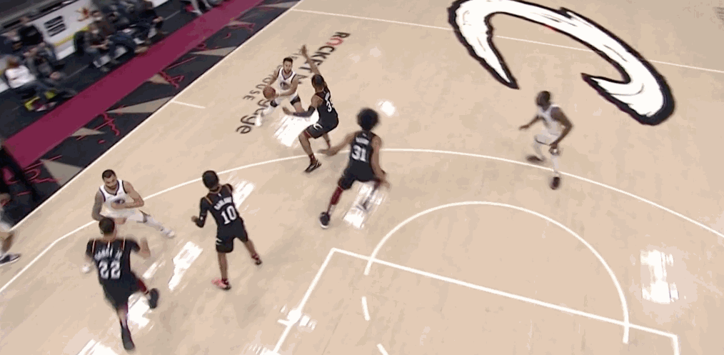 被骑士疯狂包夹的库里上半场13投5中,三分7中0,只得13分4助攻.