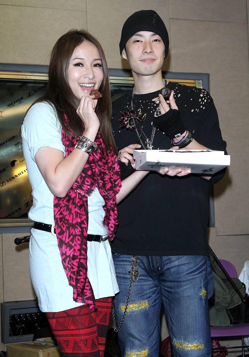 萧亚轩疑与小鲜肉激情恋爱,网友炸锅猜测真假!