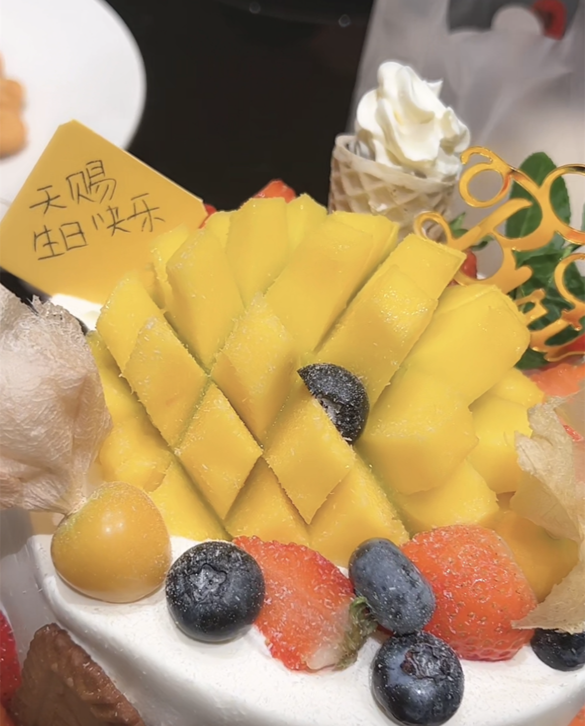 小天赐3岁生日!71岁爸爸携团队为其庆生,打扮帅气越来越显年轻