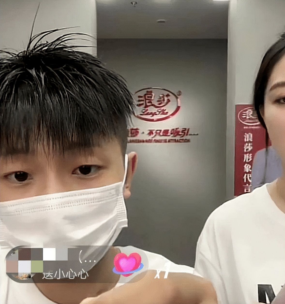 天津主持人梁爽疑因评论淄博网红"鸭头小哥"被网暴,满脸委屈