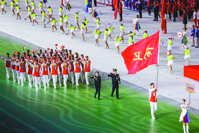 中国前卫体育代表团亮相"十四运"开幕式 张鸿林任旗手 27名运动健儿