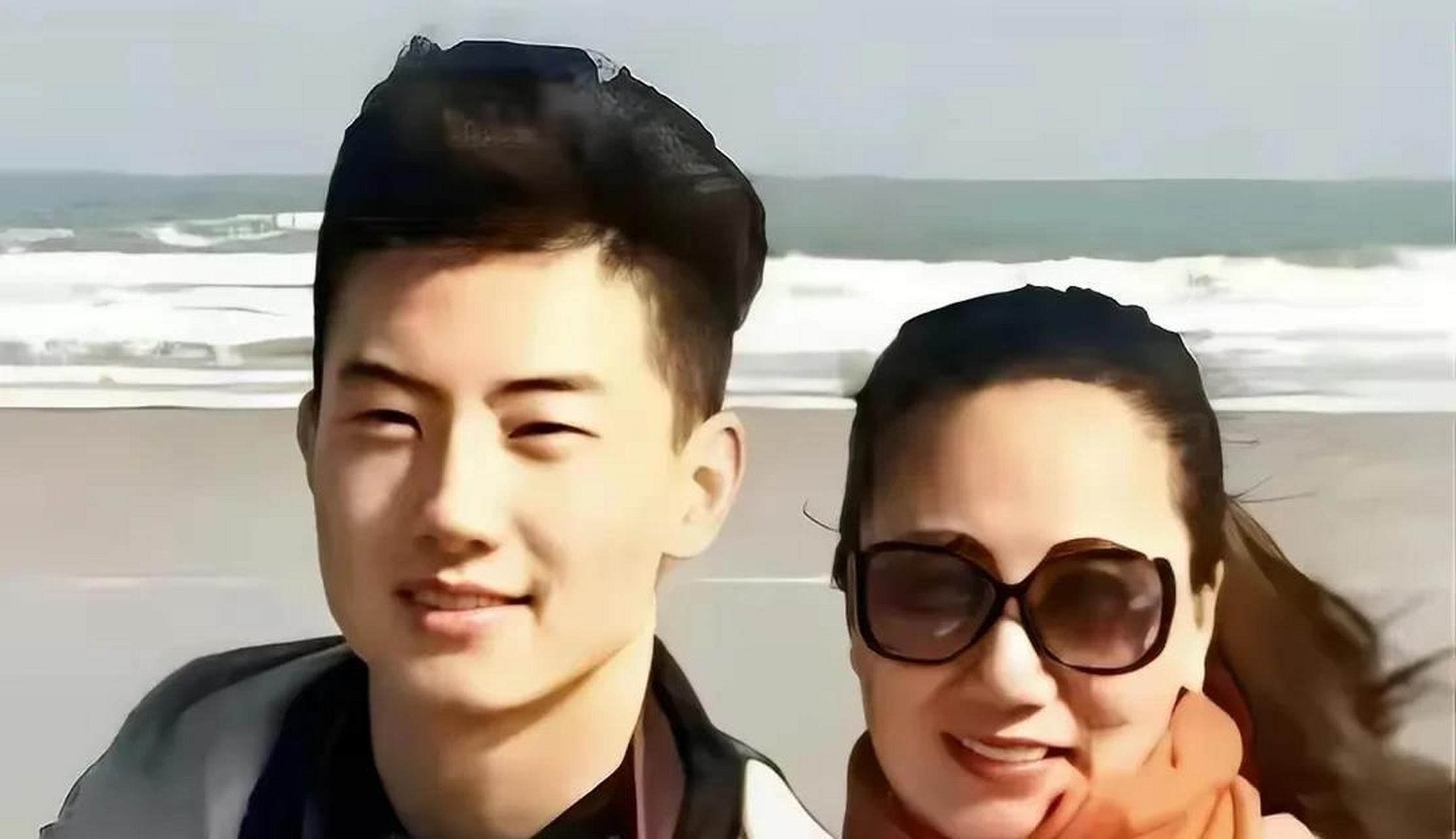 男孩名叫王祎哲,是一名富二代,旁边的女人是他的母亲,曾靠洗脚城发家