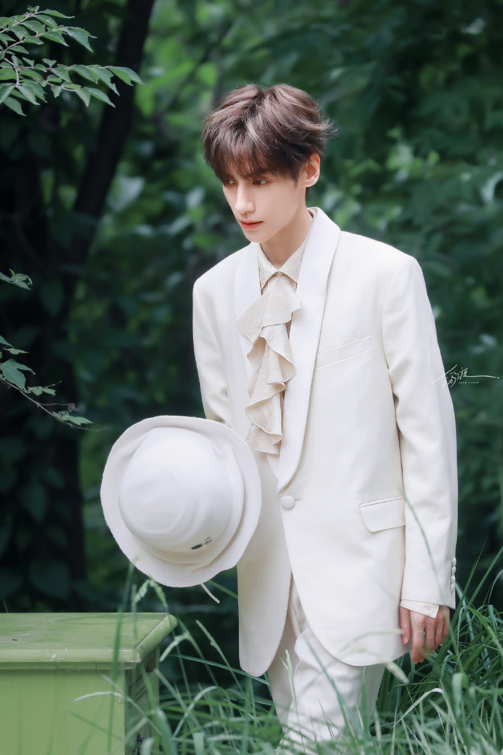 罗云熙六月杂志封面,好帅气的森林王子,每一套造型都好好看!