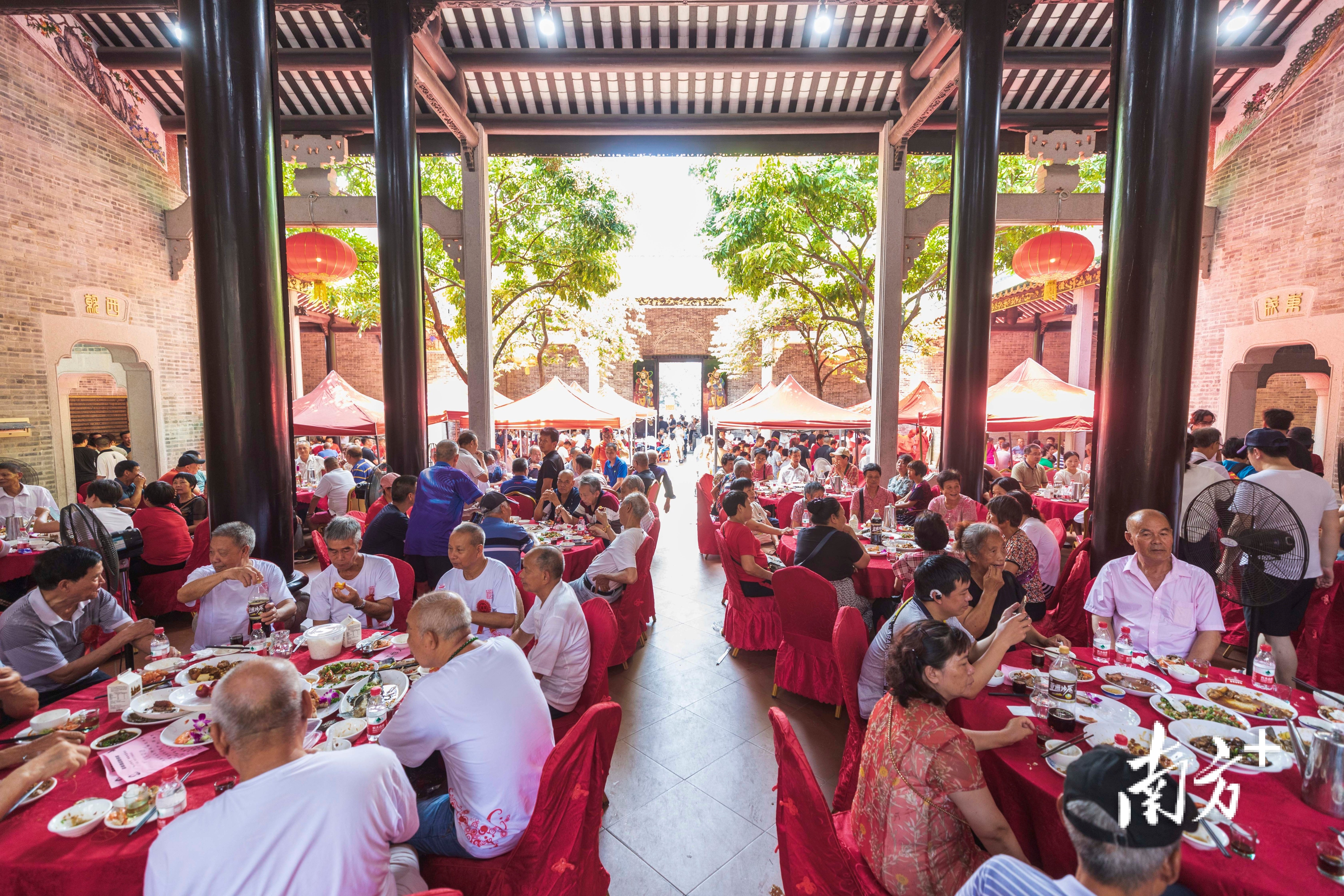 多图|近500围!广州猎德村最大规模端午龙船饭开席