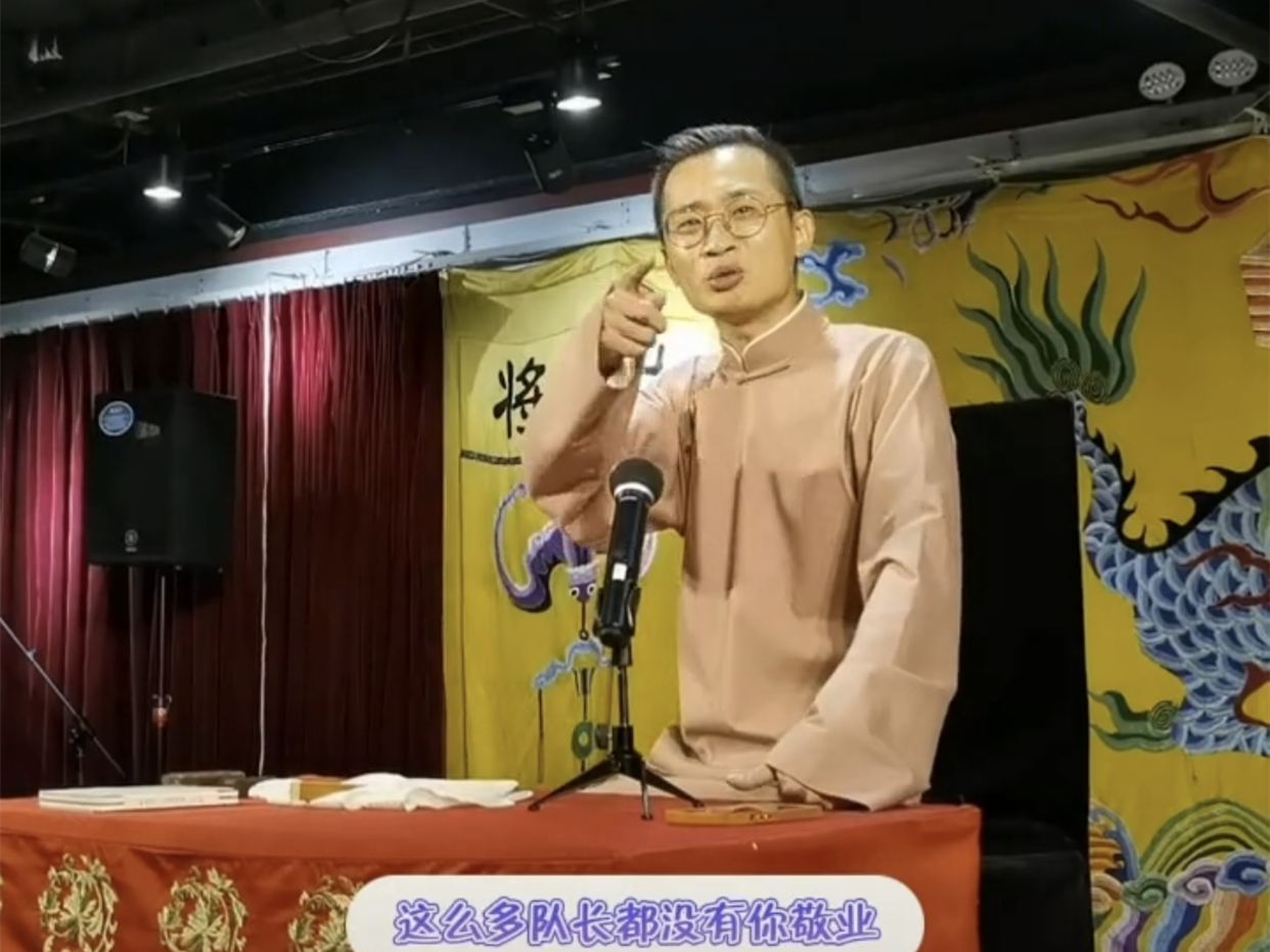 德云社李九春"攒底"登台,不断逗乐观众,"春姐"真是实力派