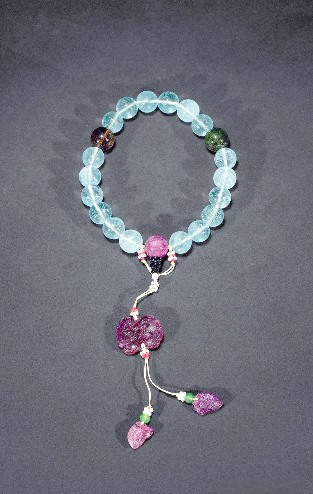 这源于古代人们对手串的深厚喜爱,它们既可以作为胸前的装饰,也可以