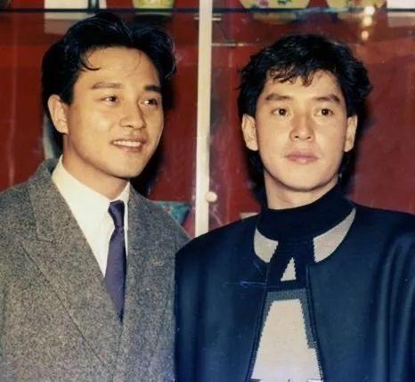 背景下炮制了十多位堪称"天皇巨星"级的偶像歌手,包括:许冠杰,关正杰