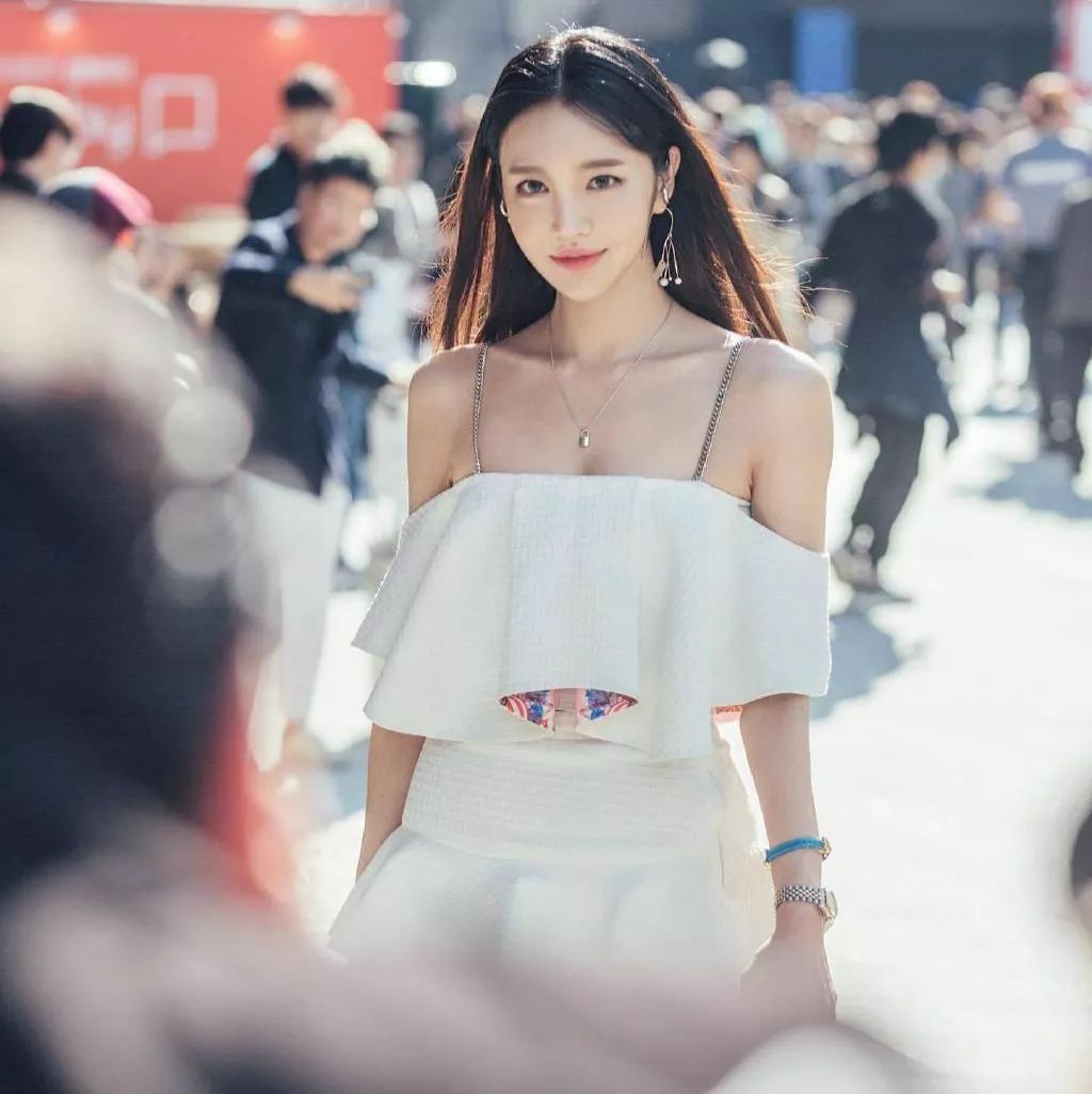 韩国"九头身模特"空降部队,撩到兵哥哥,网友:女人味十足