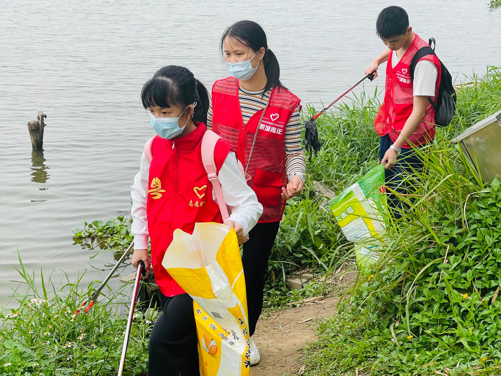 志愿者清理东江河道垃圾 营造爱河护河良好氛围