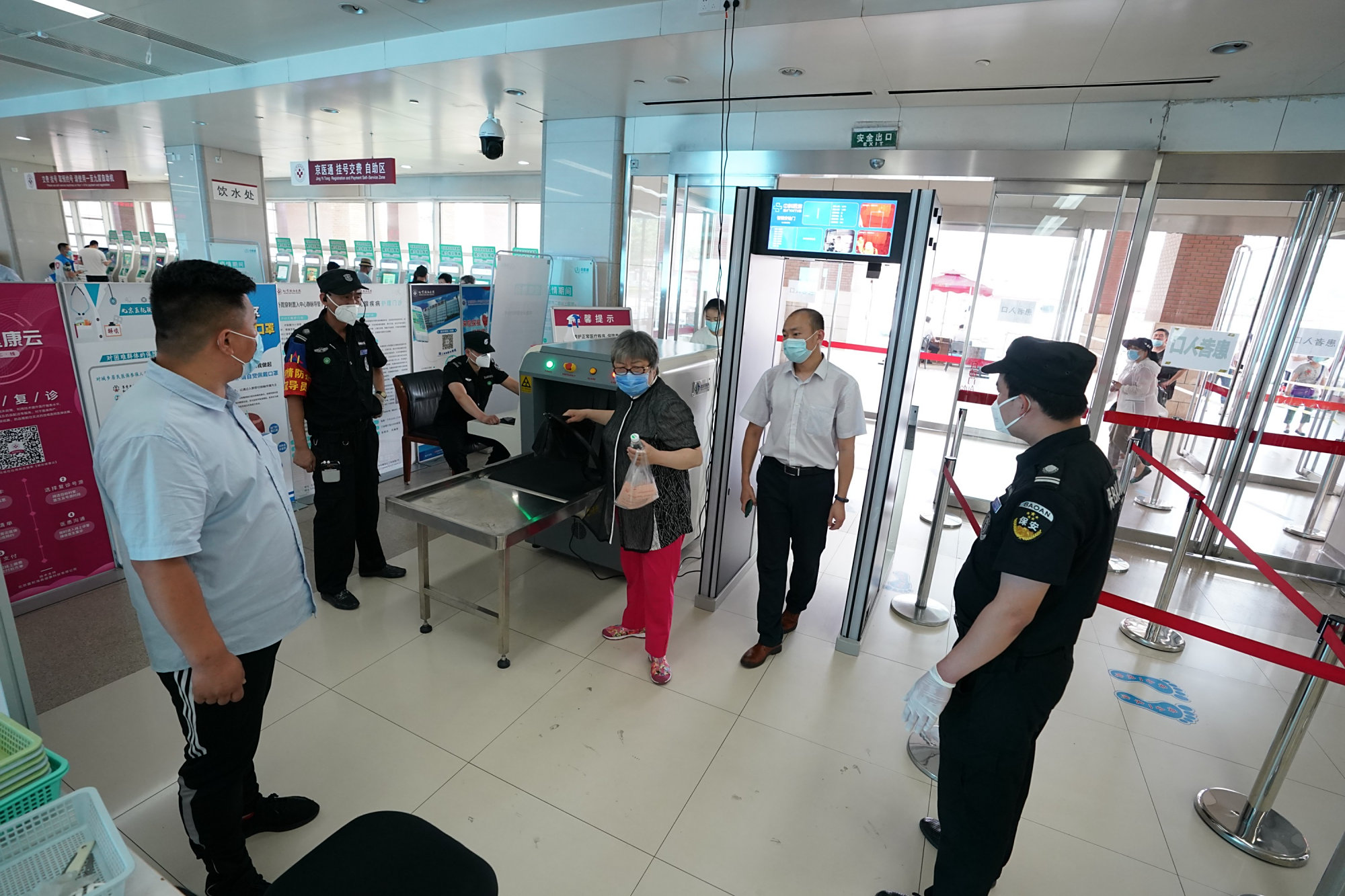 医院安检仪辐射会影响胎儿健康吗?专家:安检仪辐射比手机还小