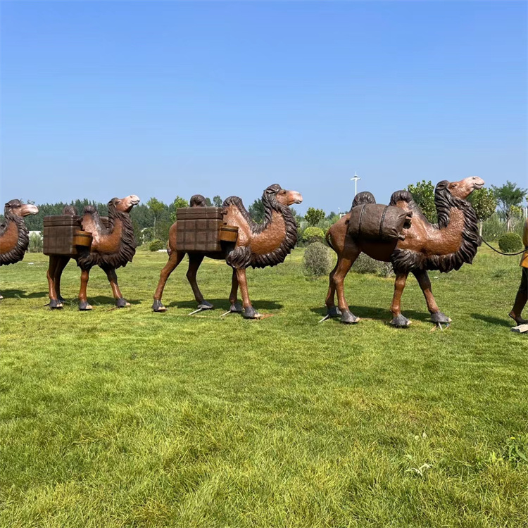 仿真骆驼雕塑 玻璃钢动物定制厂家