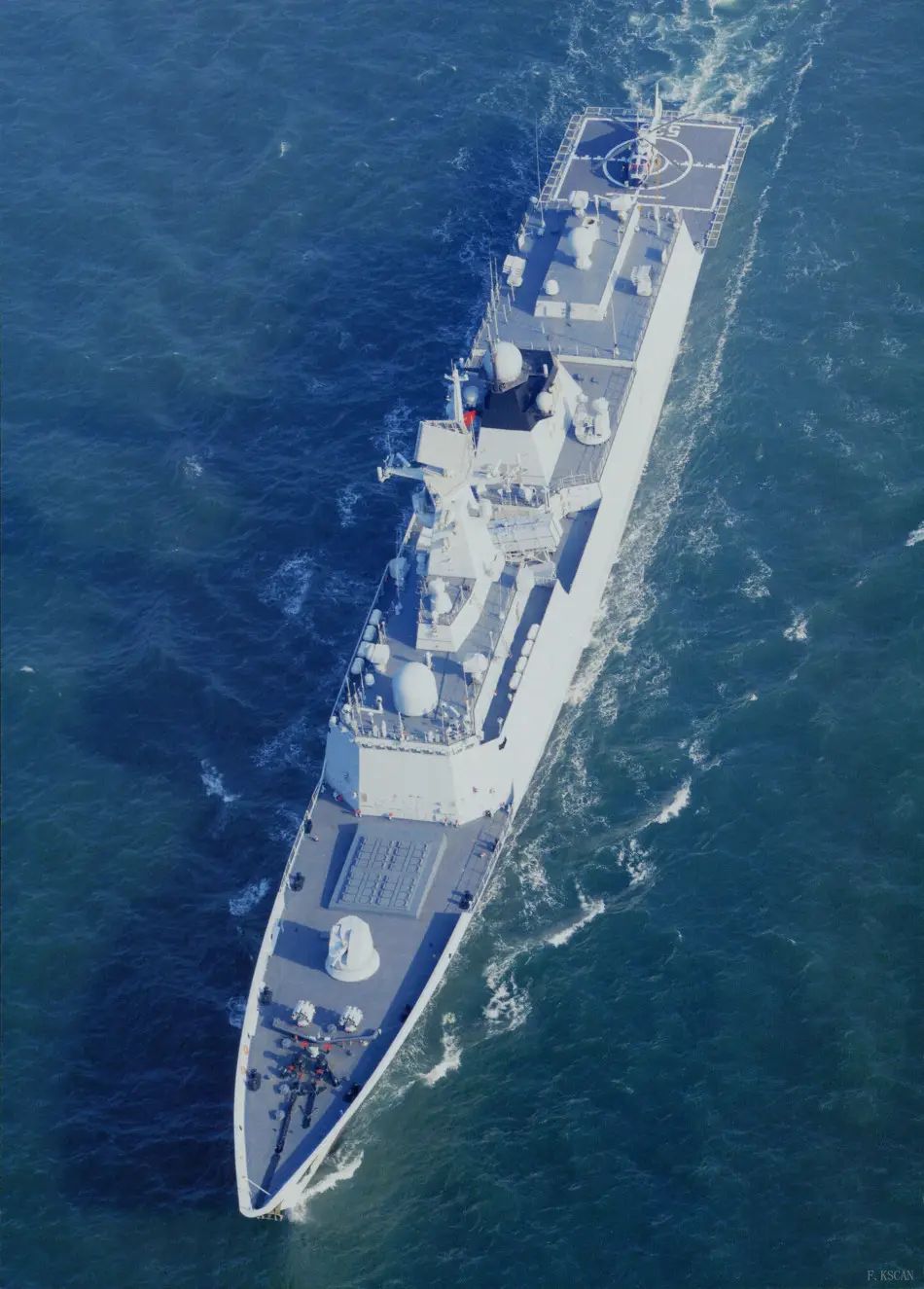 3艘055大驱同时出动!辽宁号航母再赴远洋,4艘大驱护卫规模空前