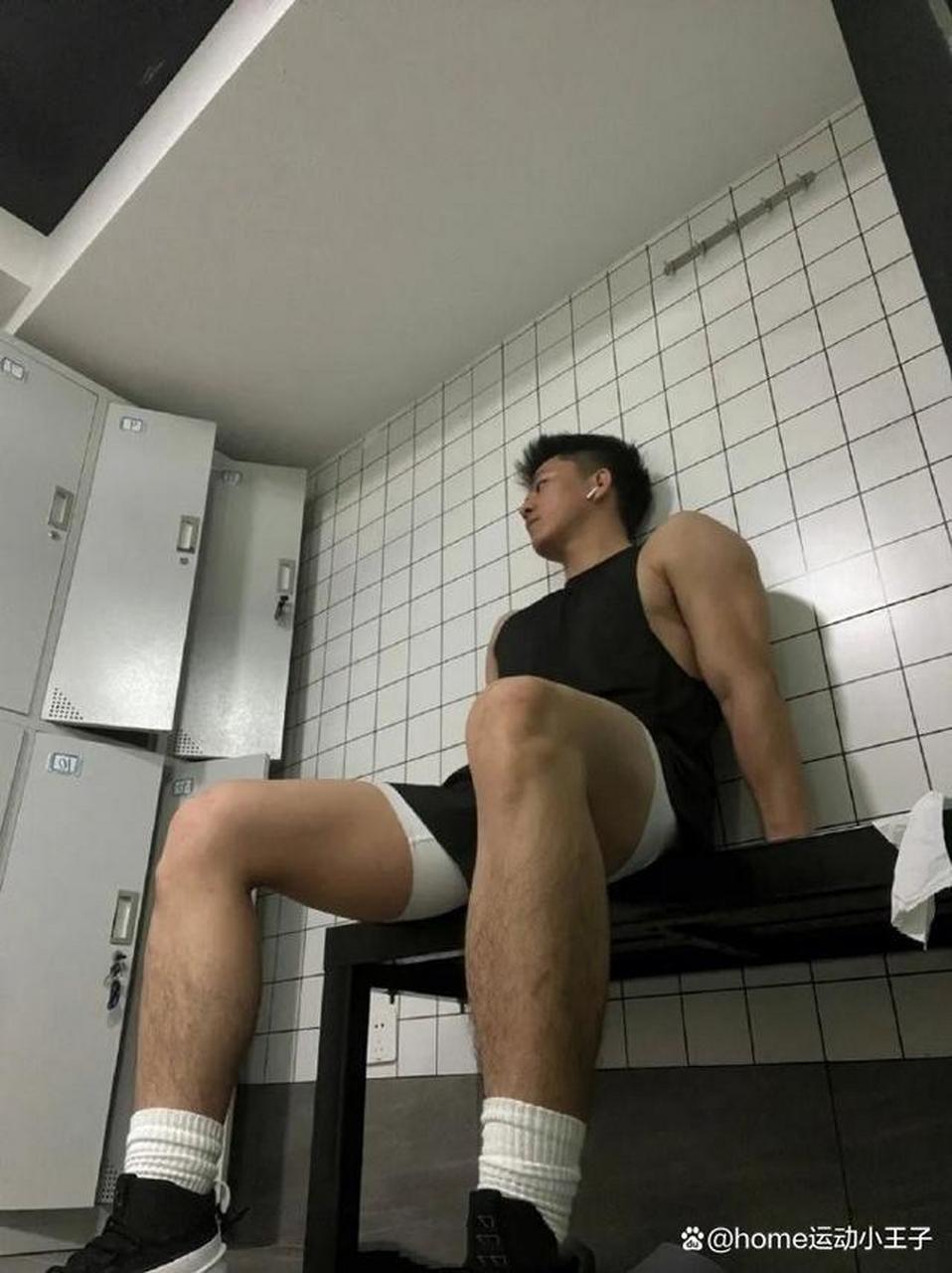 健身房男更衣室里壮壮的肌肉体育生,阳刚气质让人心动 健身房男更衣室