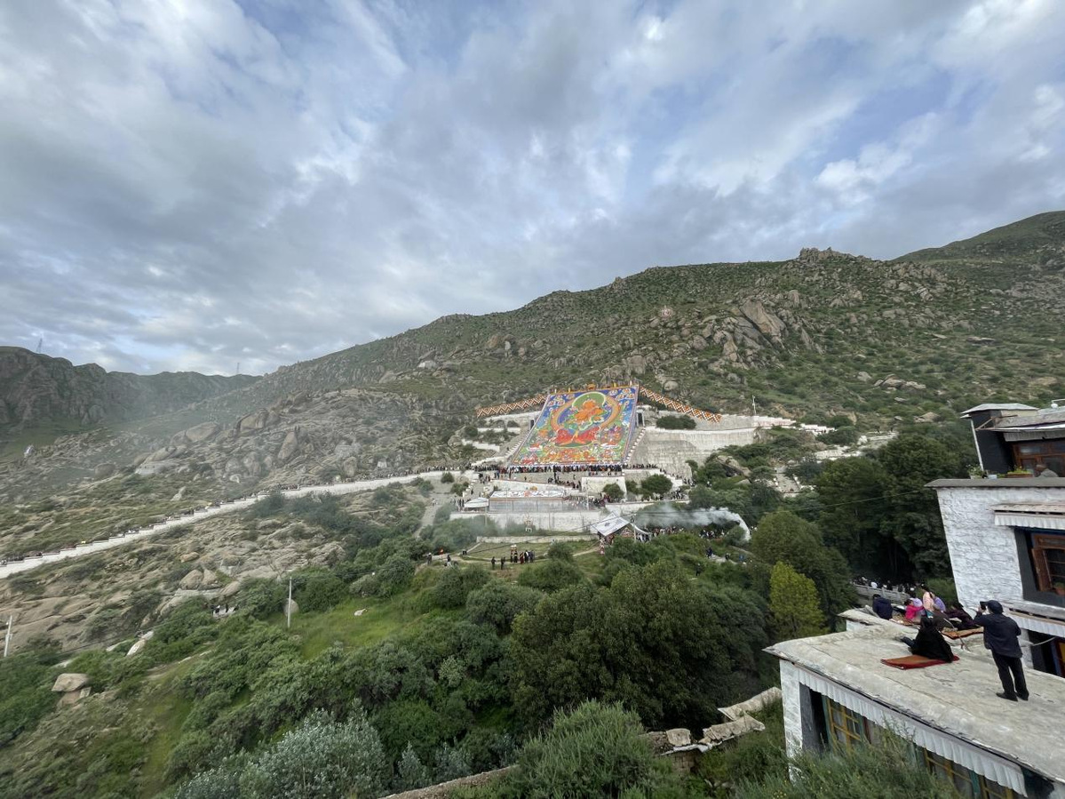 拉萨哲蚌寺举行雪顿节展佛活动