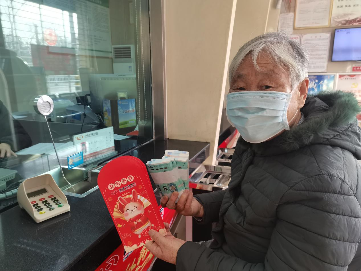 鹰城农商银行:高高兴兴换新钱 红红火火过新年