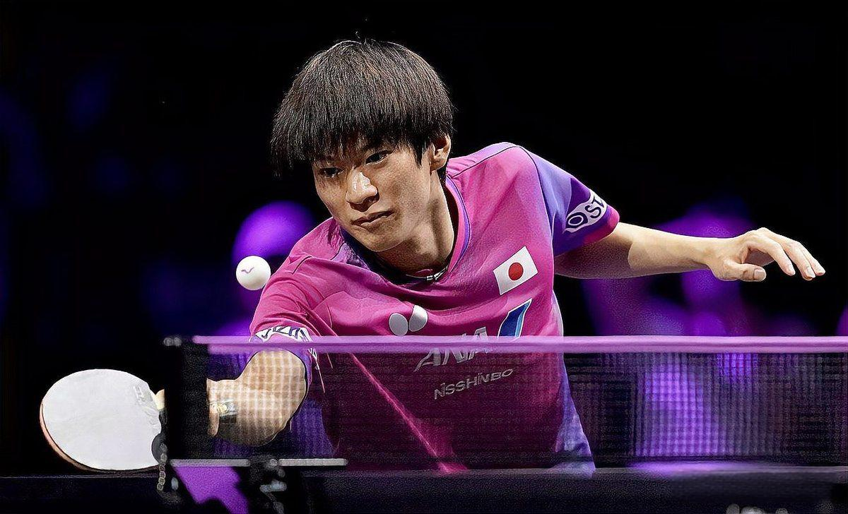 日本乒乓球选手专注击球比赛瞬间