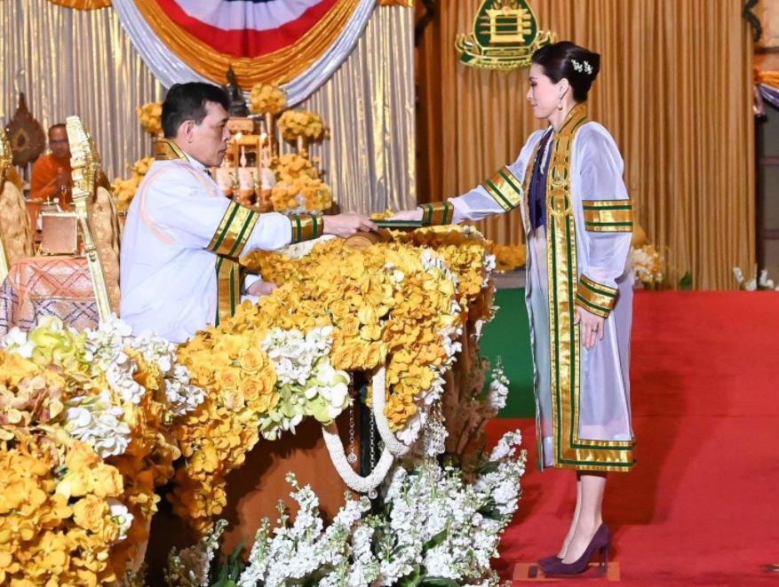 泰国帝后海报信息量大,苏提达照样是王后,亮出徽印震慑后宫