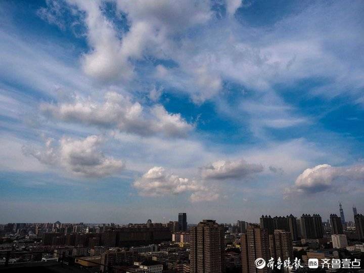 北風勁吹雲景壯闊,濟南市區上空飄浮滾滾雲團