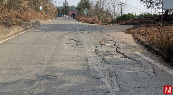 路面狭窄坑洼不平,道路两侧环境杂乱……游仙区老龙山咋落魄成这样?