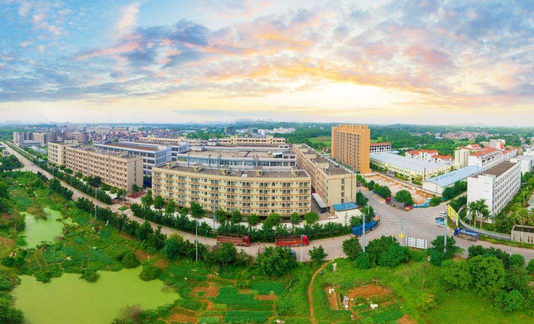 年地级贵港市成立后设立的县级区,位于广西东南部,西江流域郁江河畔