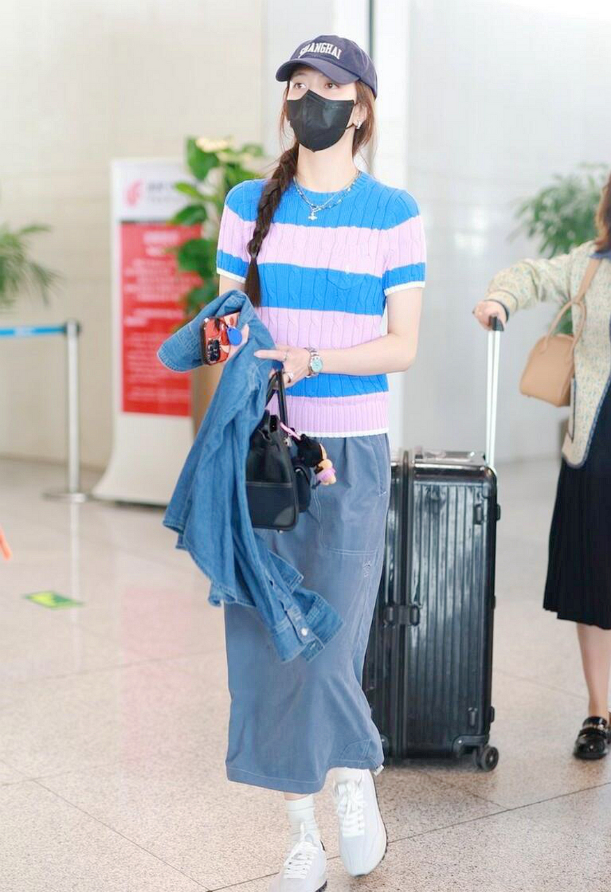 宋妍霏机场街拍,条纹针织衫搭配牛仔裙,头戴棒球帽帅气十足!