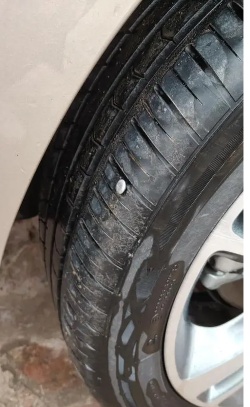 1,想要检测轮胎是否被扎钉漏气,可以喷洒一些肥皂水在疑似扎钉部位.