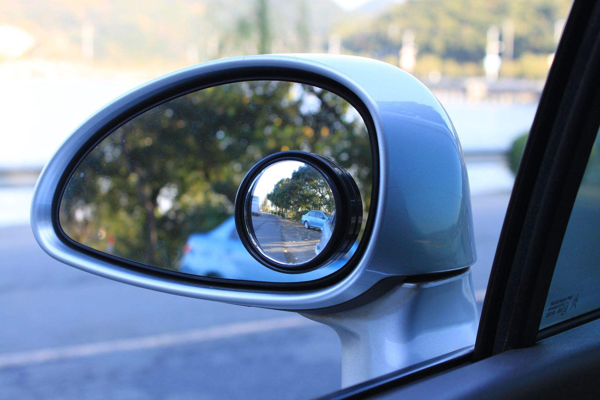 汽车小圆镜有用吗?