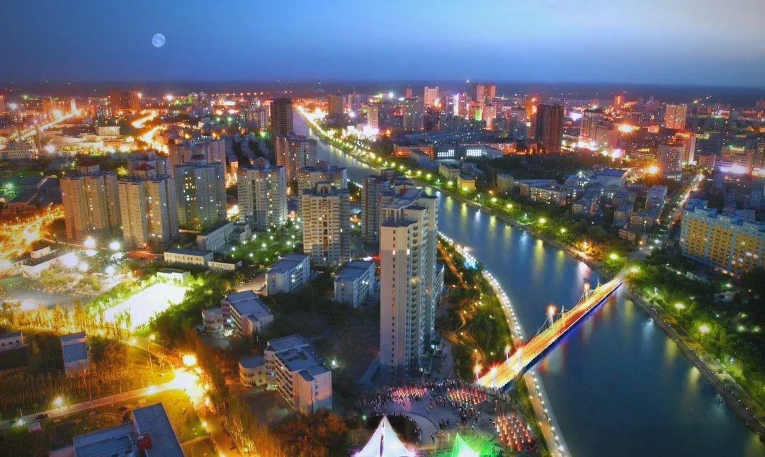 这条河流穿城而过,将库尔勒市与它紧密相连,仿佛城市的脉络