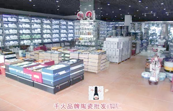 “丝绸之路”不仅承载着丝绸的文明，更是“陶瓷之路”的象征。在遥远的过去，中国正是凭借丝绸与陶瓷的魅力，享誉国际，吸引了无数陶瓷爱好者的目光，他们热情地追捧着陶瓷，使其成为了中国的“名人”。随着陶瓷的声名日益显赫，陶瓷批发市场也蓬勃发展，犹如雨后春笋般涌现，为中国的陶瓷产业注入了新的活力。景德镇，被誉为中国的瓷都，其陶瓷批发市场无疑成为了陶瓷文化的重要象征。这里，全世界的陶瓷品都经过统一的包装与分发