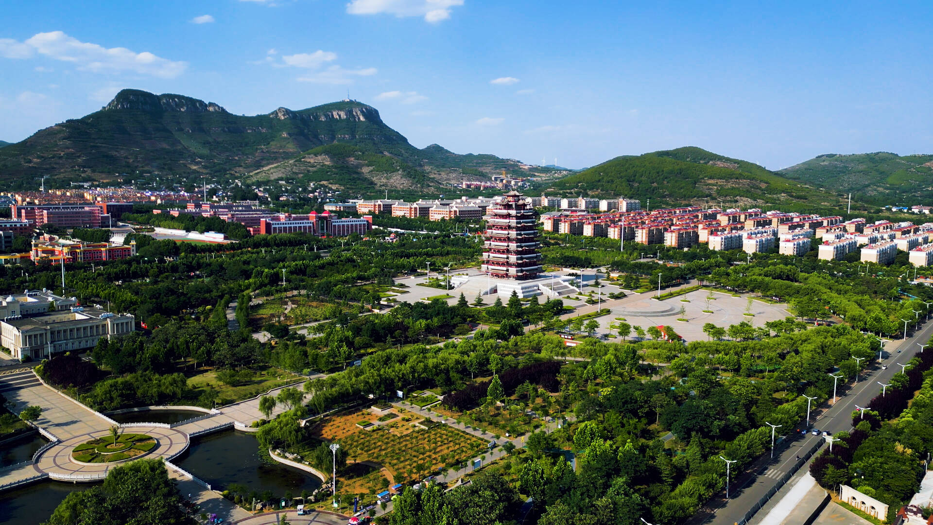 航拍枣庄山亭翼云休闲广场 蓝天白云美如画卷