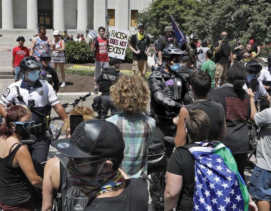 美反口罩示威:戴口罩会减少进入大脑的氧气量