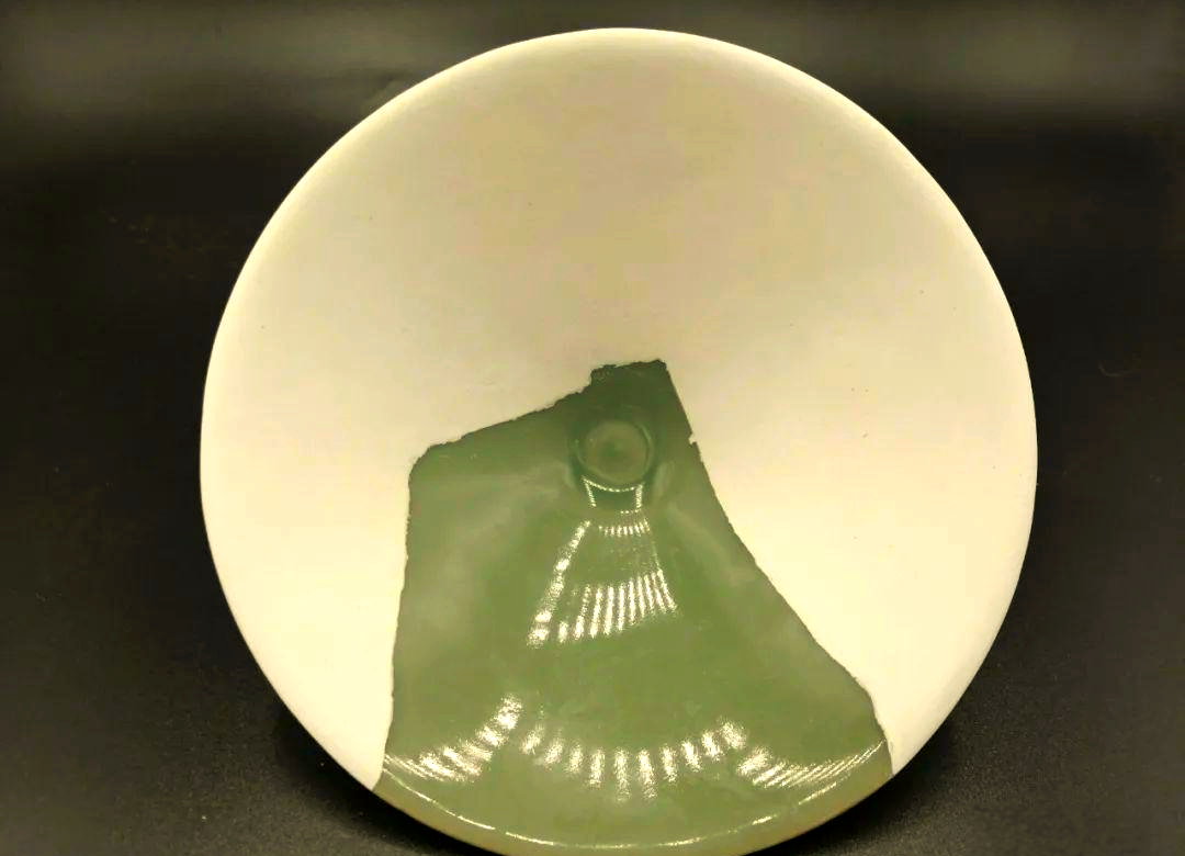 通过精湛的石膏修复工艺,文物专家们能够使破损的瓷器焕发新生,展现出