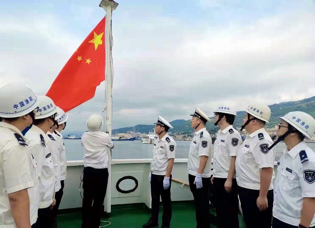 中国渔政35001船举行升国旗仪式