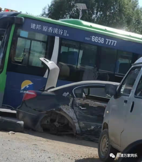 长清城南杨庄中学路口处发生一起交通事故,一辆面包车跟一辆黑色轿车
