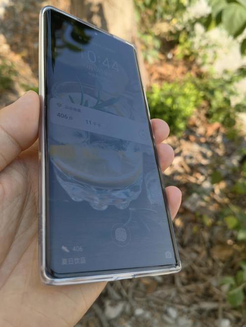 手机屏幕上有uv胶在上面,请问怎样可以把胶水清除?