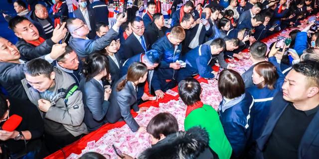 公司以数钱形式发年终奖,总额超1亿