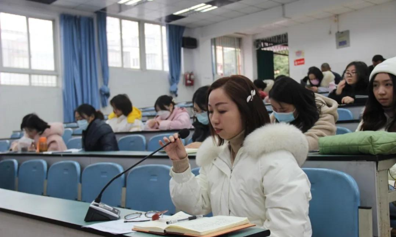 落实双减提质增效—绵阳市南山小学召开青年教师成长汇报会