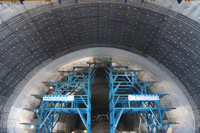 西康高铁全线唯一超大断面隧道首模二衬顺利浇筑