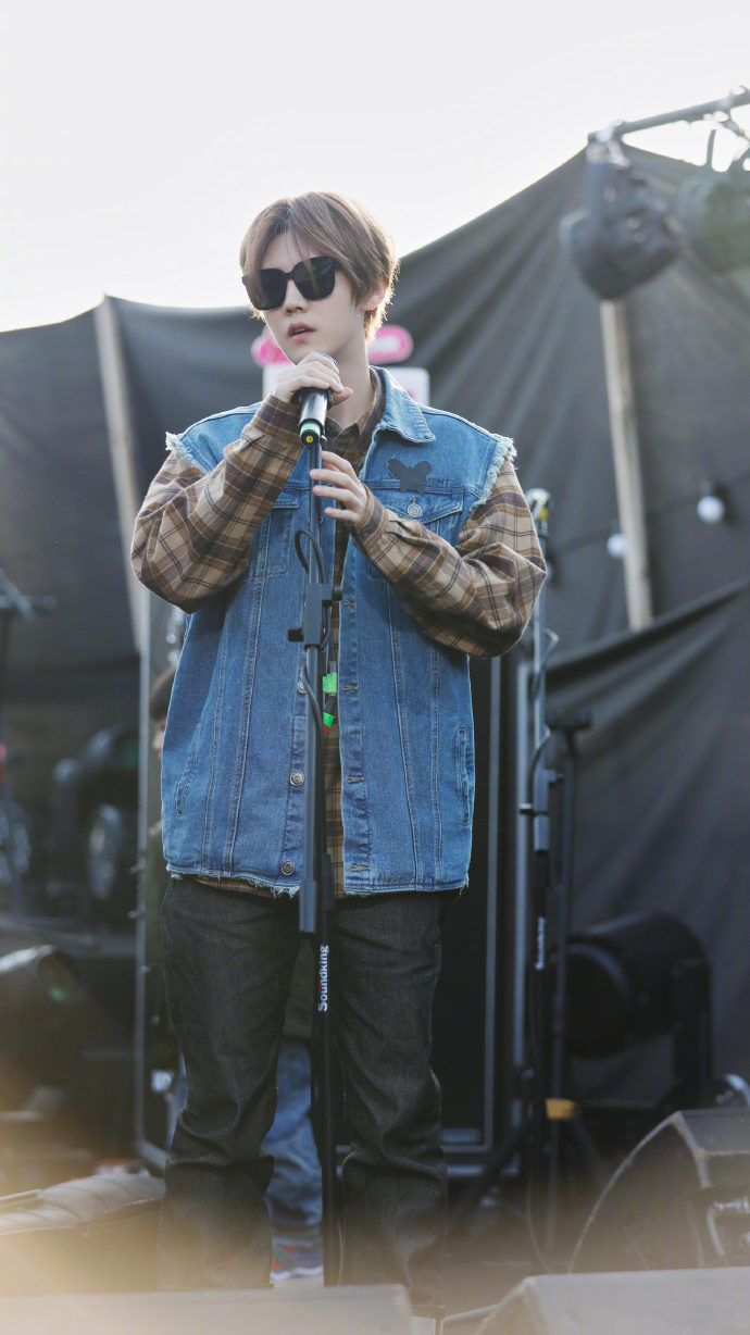 墨镜一带谁也不爱 新晋摇滚歌手鹿晗踏上舞台光芒万丈