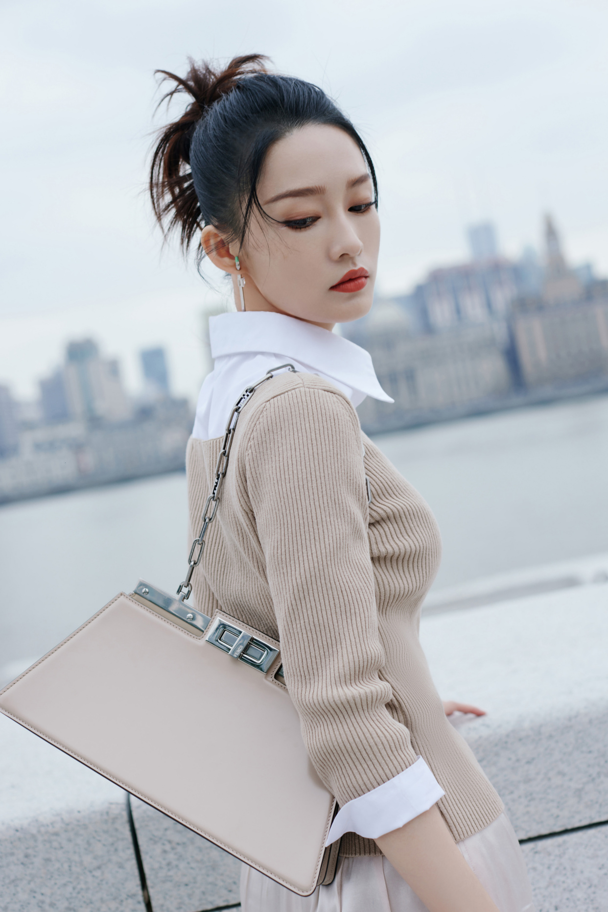 简约时尚软妹子 李沁的穿搭让你心动浅咖针织衫 浅色开叉半身长裙