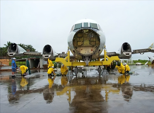 珍貴影像:南海撞機之後,美國ep3偵察機被拆解全過程