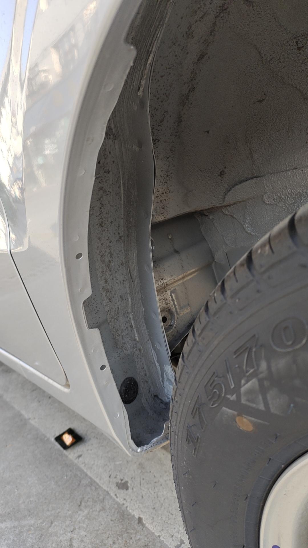 HOWO Left mudguard installation view