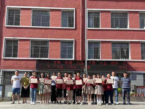 南昌青山湖区上海路小学举行区级先进班集体和优秀学生颁奖仪式