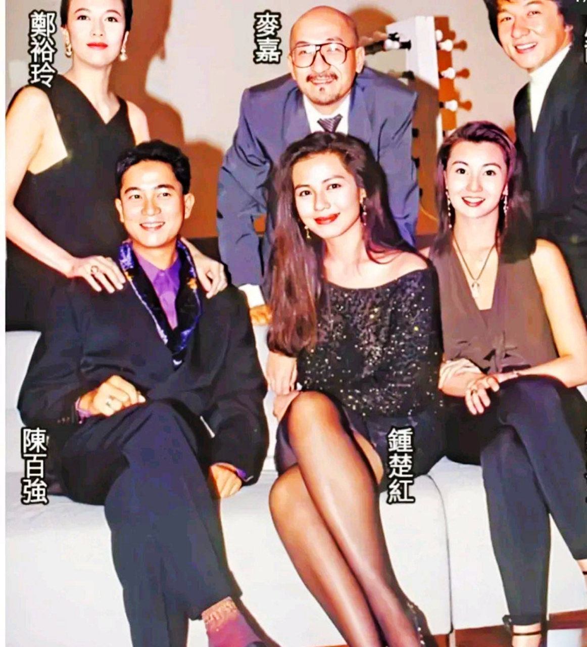 一张80年代香港明星老照片中,钟楚红坐在c位,显得格外妩媚