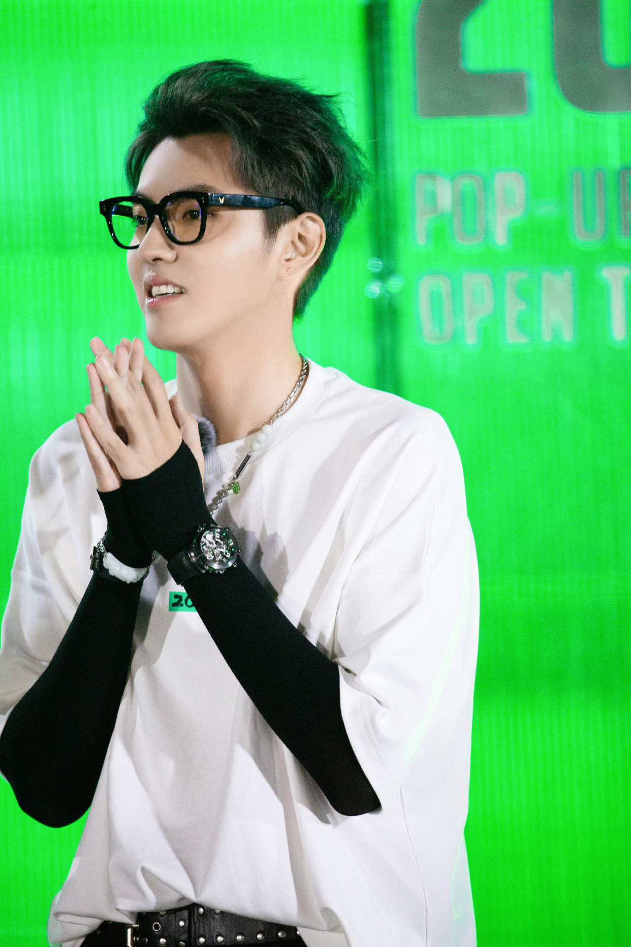 吴亦凡不愧是时尚icon穿白t搭黑色涂鸦印花长裤潮味儿十足