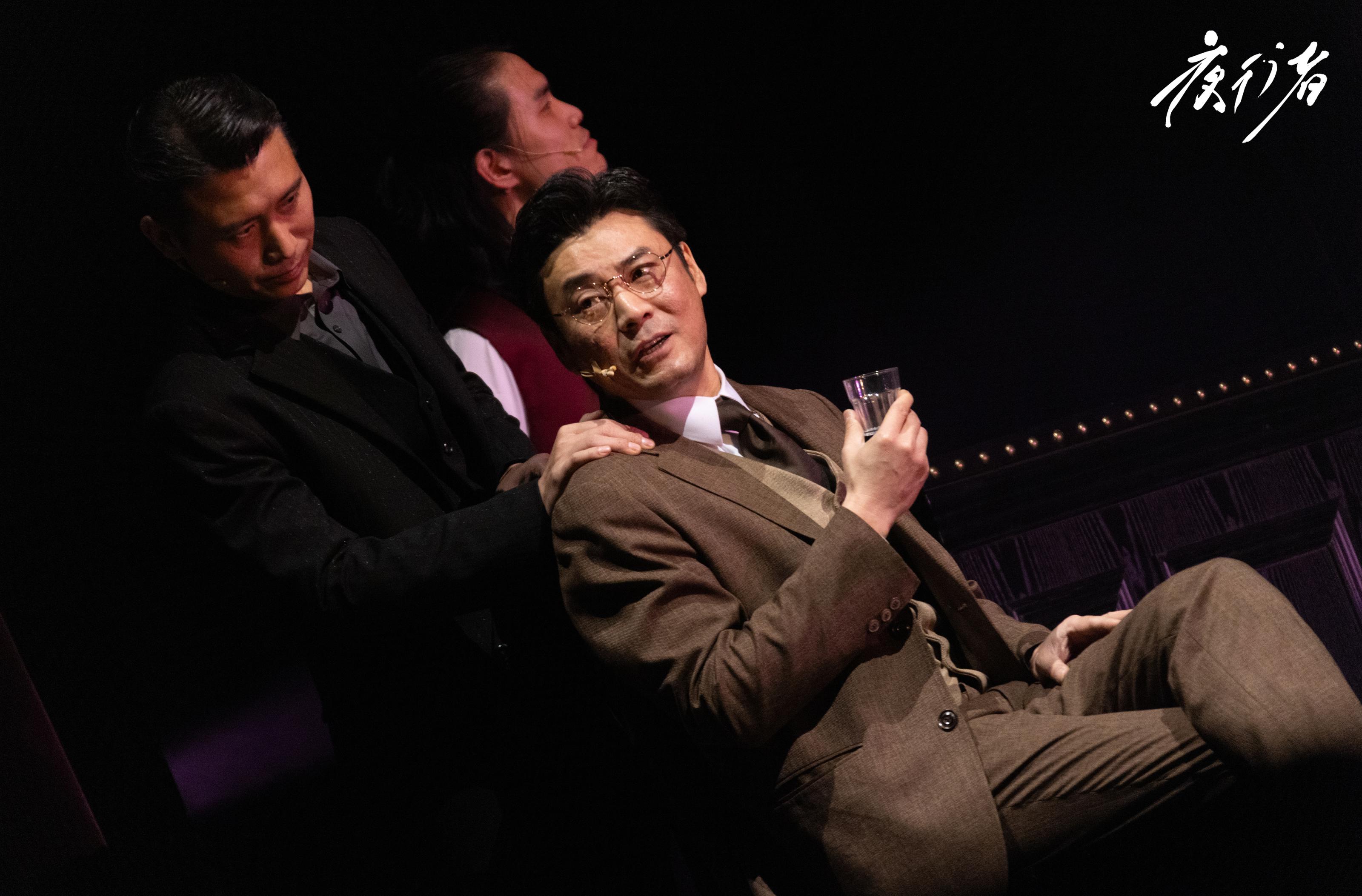 舞台剧《夜行者》:写意舞台打造险象环生的谍战世界