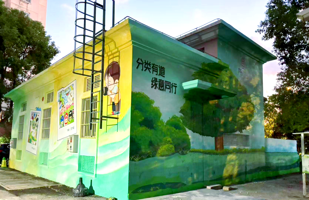 改造成了"动"感单车,这些充满创意的涂鸦彩绘为箱房增添了颜值与活力